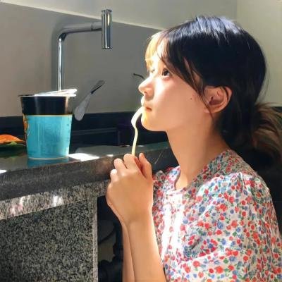 佛前灯下不见君